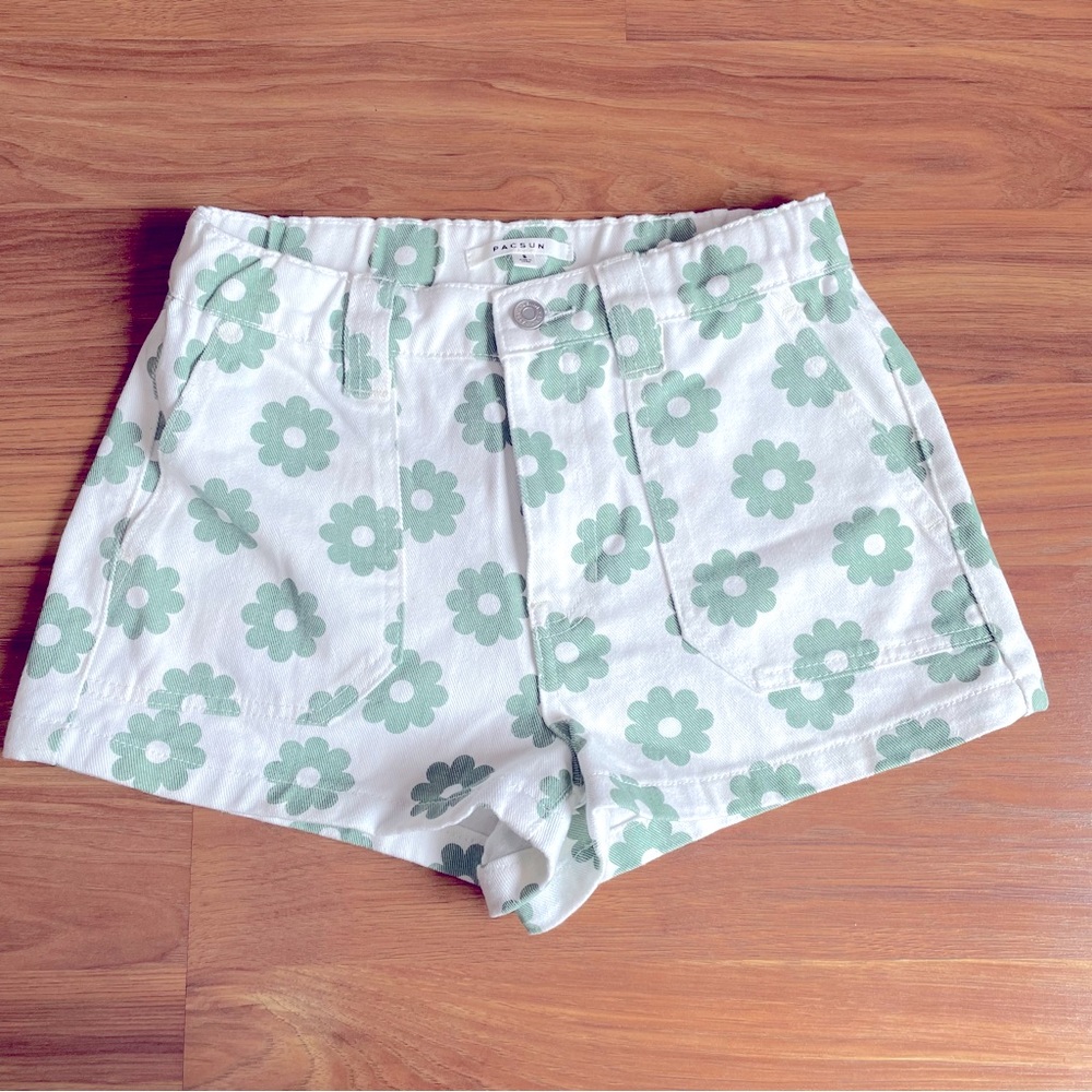 PacSun Floral Denim Shorts 🌼🌱
